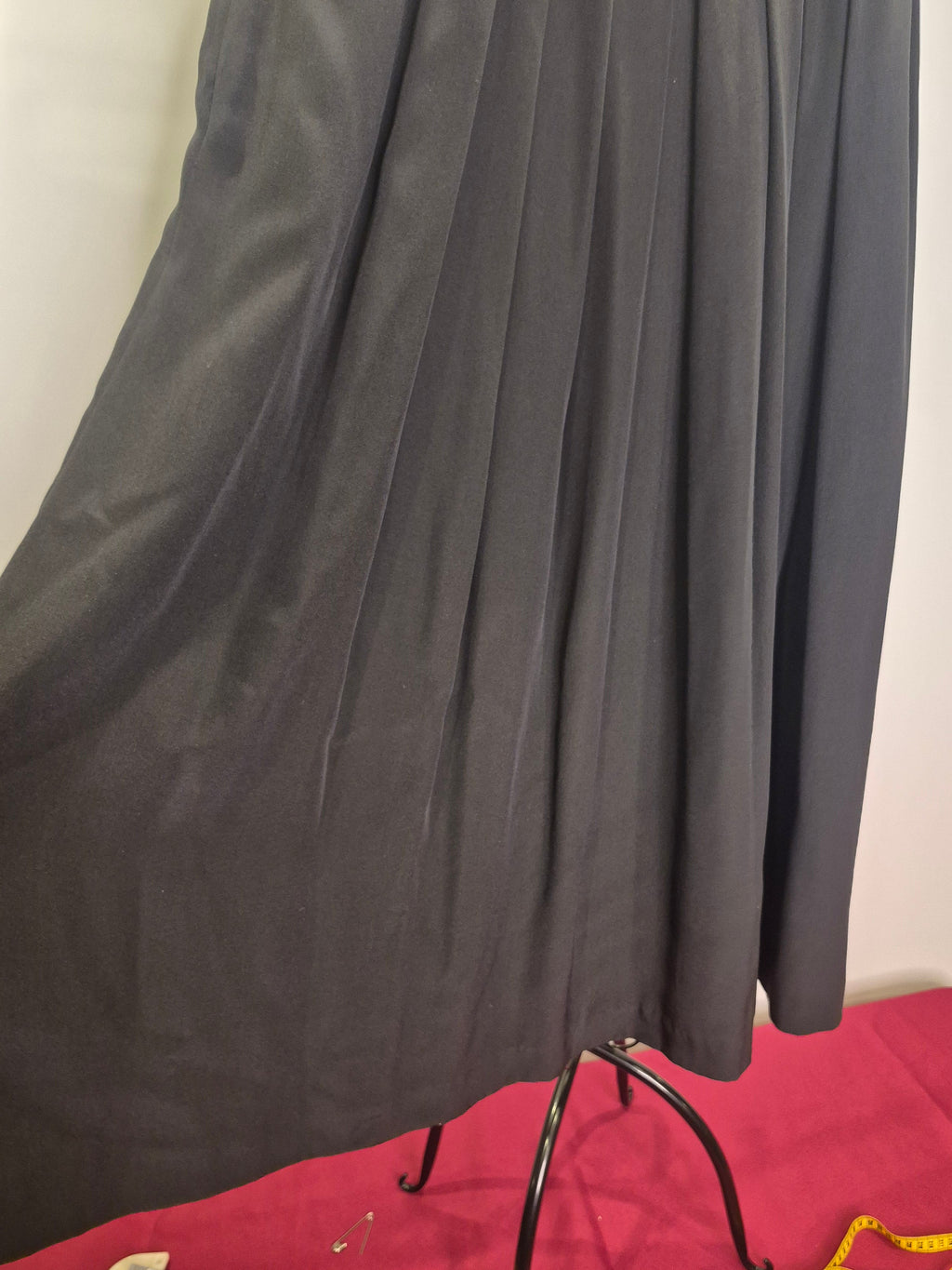 1990s Jaeger 100% silk Pleated Skirt 28in waist Size 6