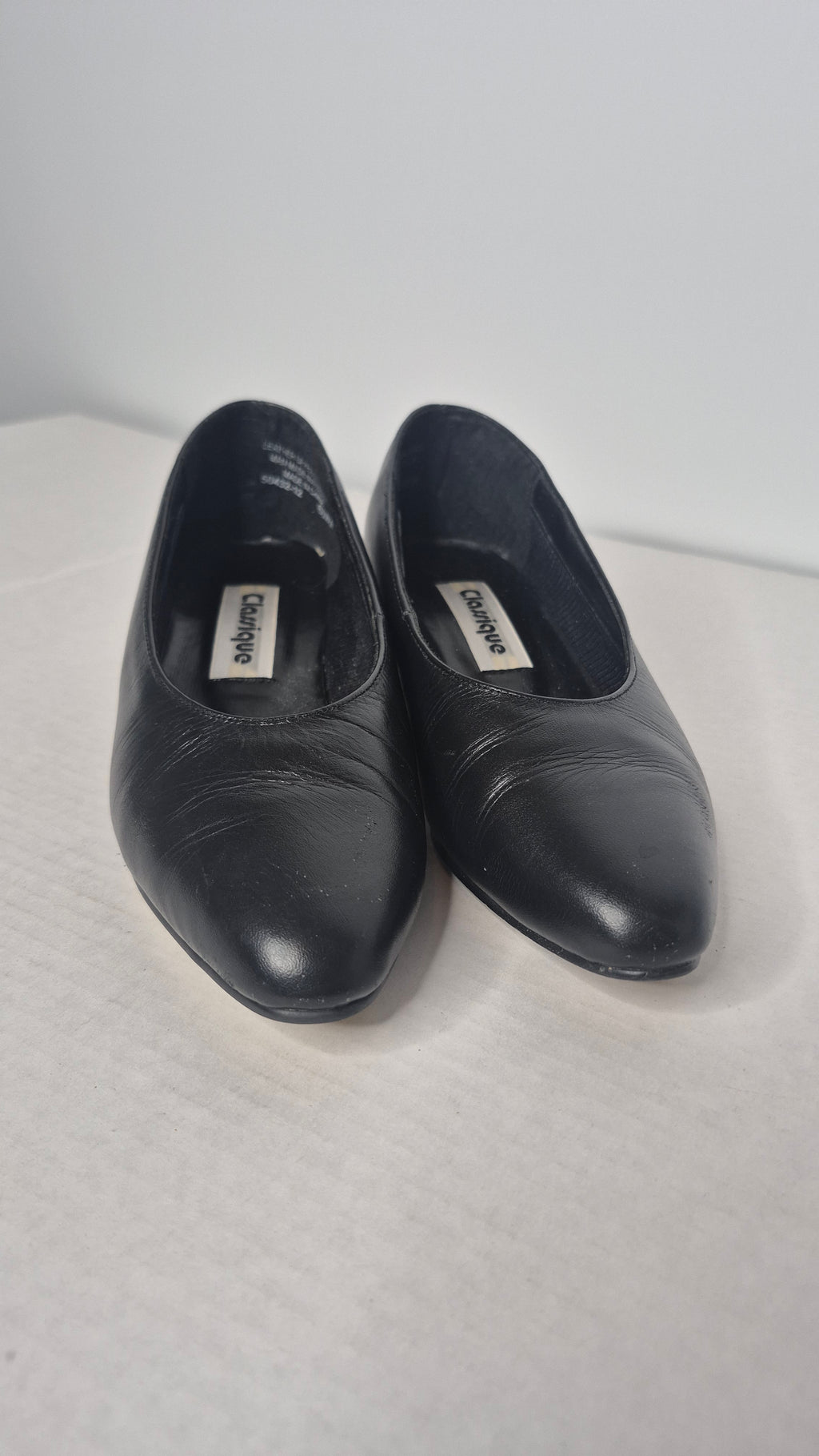 1990s Classique Black Sculpted Gold Panther Low Block Heel Pumps Size 6 WW Wide