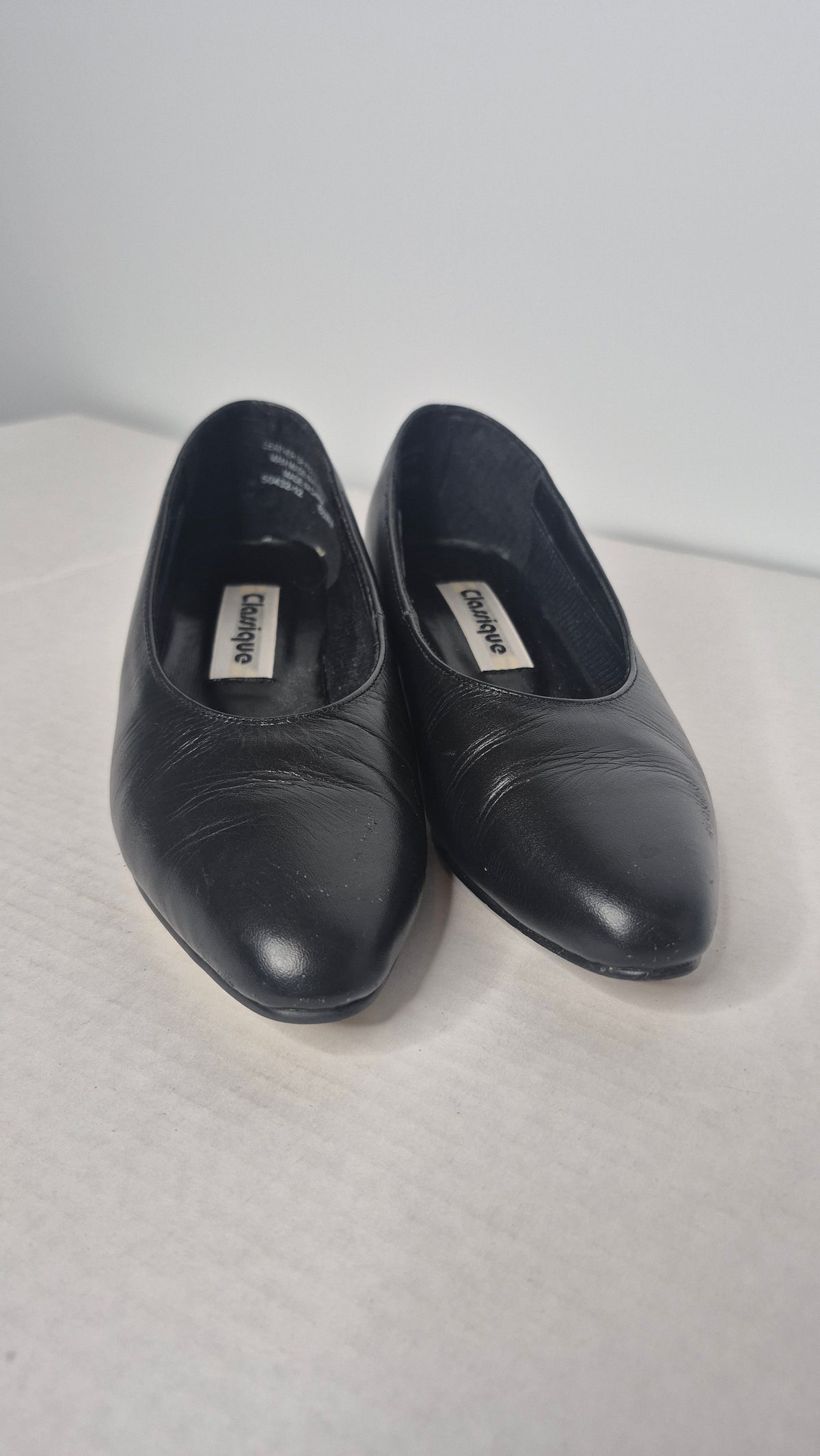 1990s Classique Black Sculpted Gold Panther Low Block Heel Pumps Size 6 WW Wide