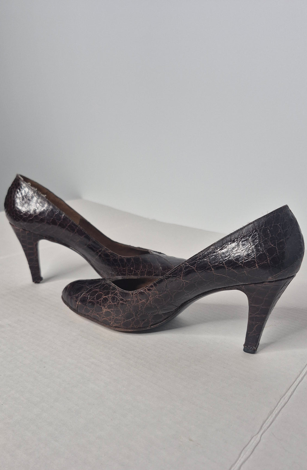 1980s Martinique Brown Crocodile Embossed Leather Pumps Heels Made in Spain