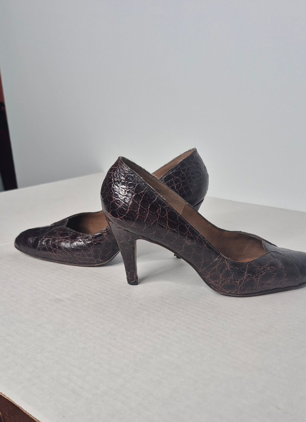 1980s Martinique Brown Crocodile Embossed Leather Pumps Heels Made in Spain