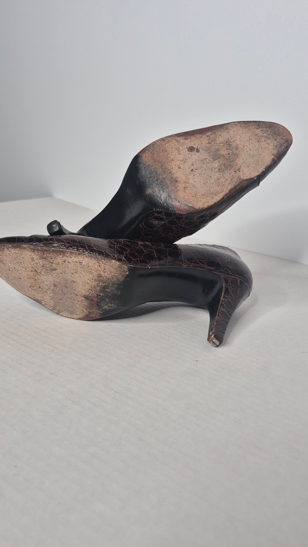 1980s Martinique Brown Crocodile Embossed Leather Pumps Heels Made in Spain