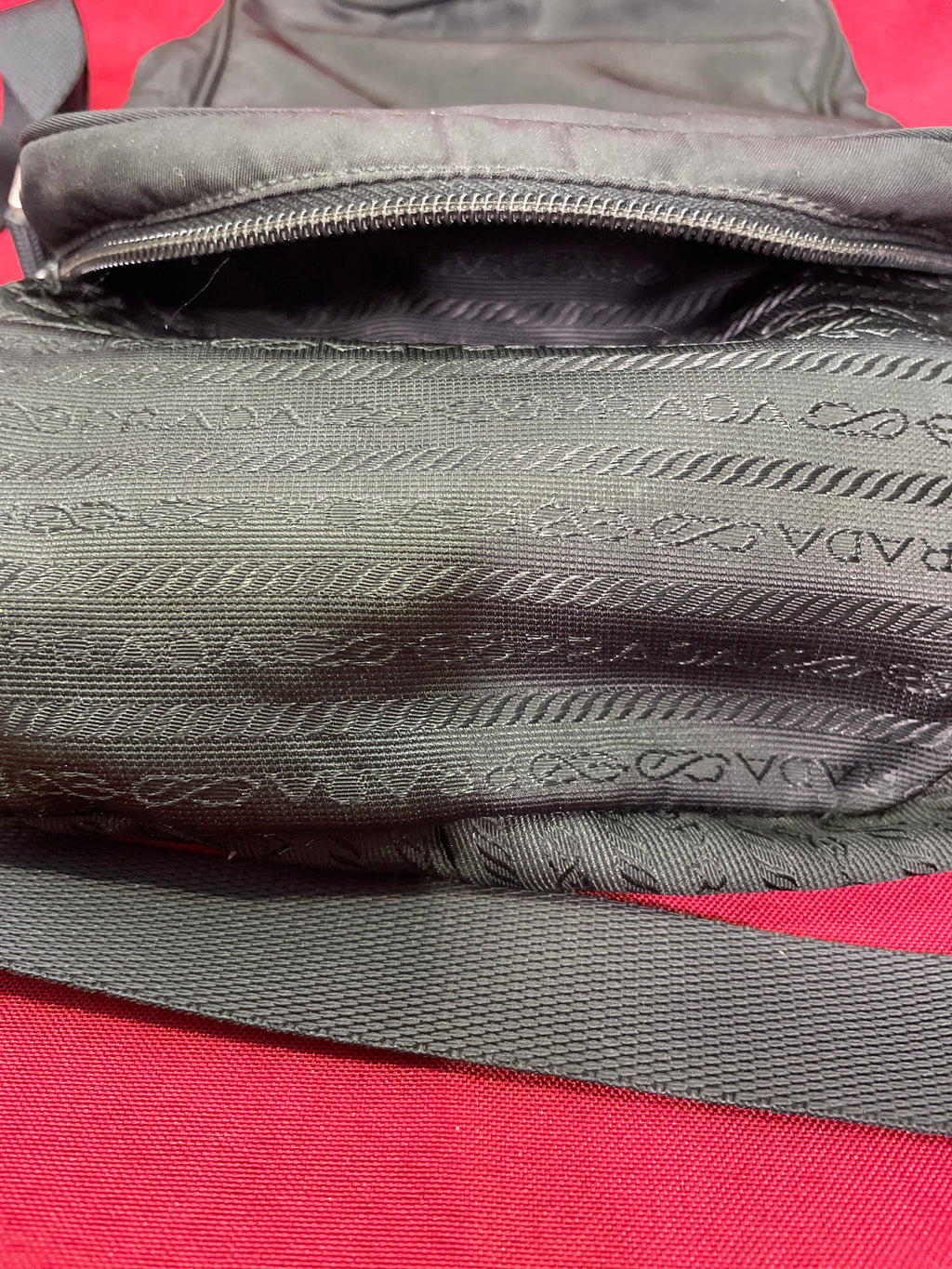 1990s Prada Sport Messenger Bag — Authenticated - 7x7 Black Nylon Red Tab