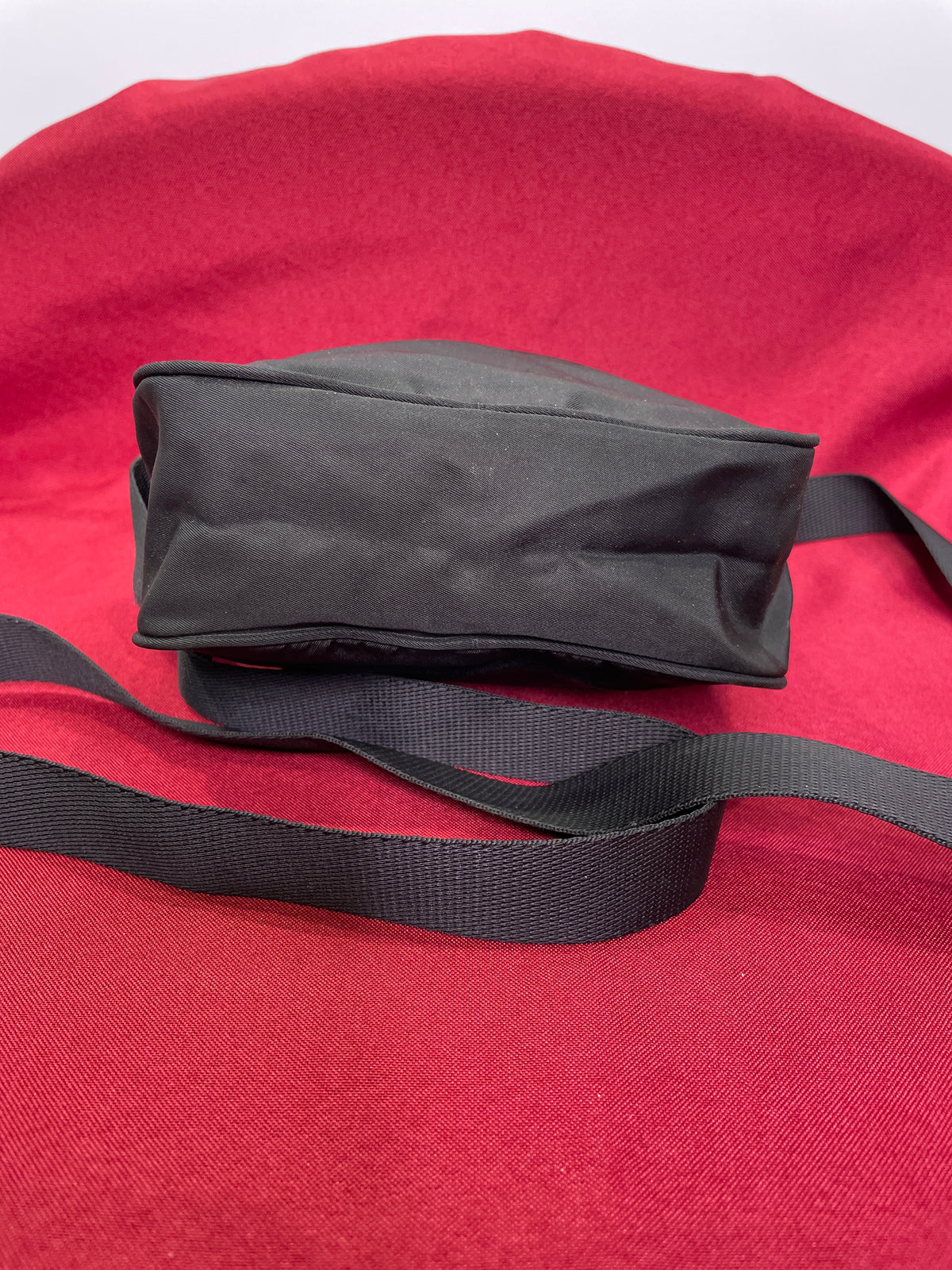 1990s Prada Sport Messenger Bag — Authenticated - 7x7 Black Nylon Red Tab